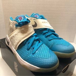Nike Kyrie 2 XMAS CHRISTMAS COLLECTION Kids 5Y 826496 144 White/ Obsidian Blue